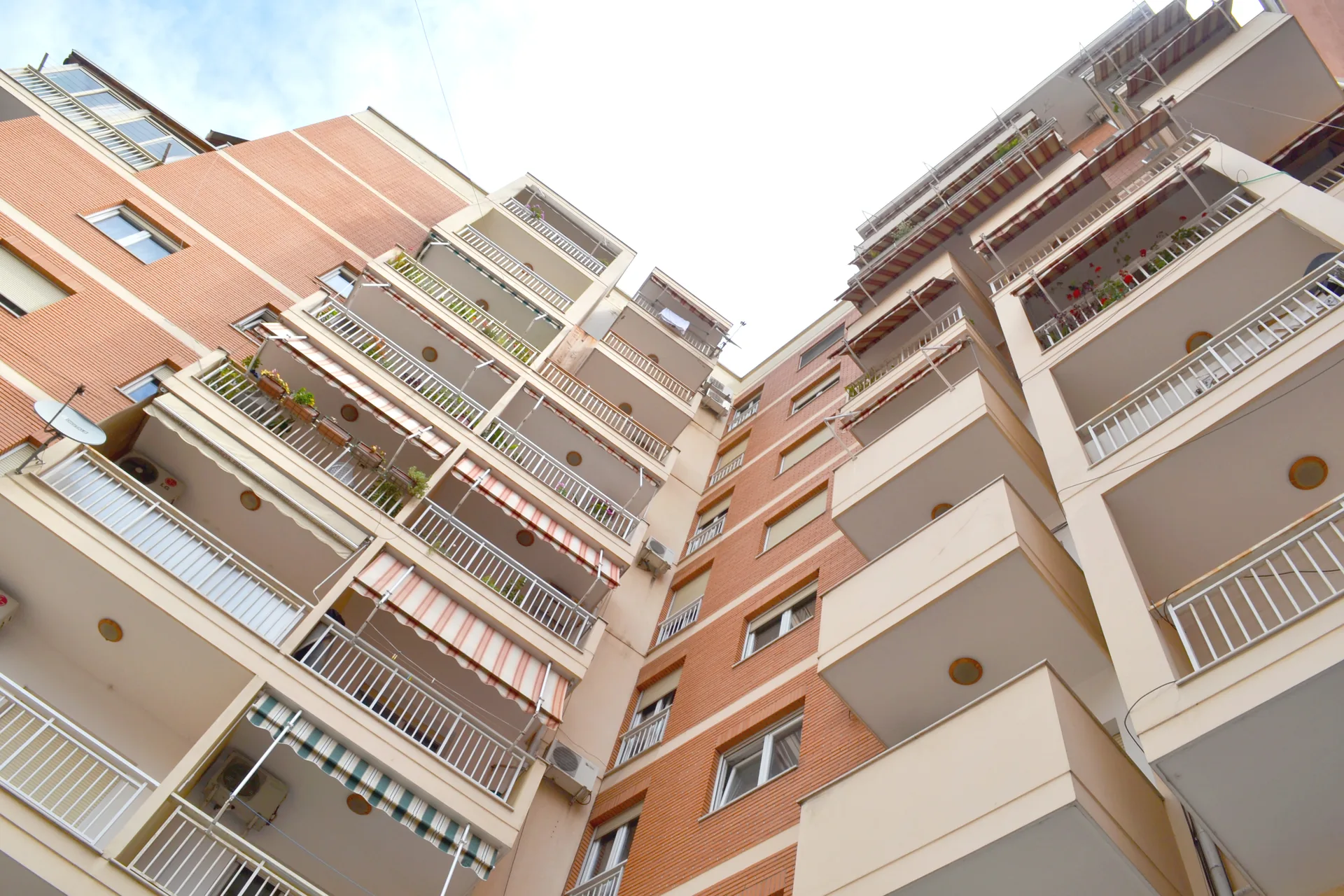 Residenca Reshit Çollaku